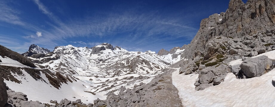 Panor&aacute;mica de paisaje monta&ntilde;oso nevado y cielo con cirros