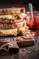 Rustic and unhealthy toasts with cheese, mushrooms and onion.