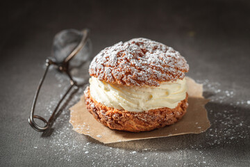 Hot cream puffs made of vanilla cream and sugar.