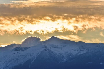 展望台から見た幻想的な朝焼けに染まる十勝連峰の情景＠北海道