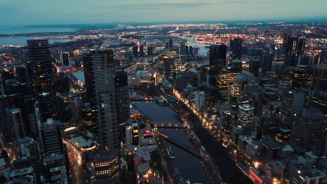 Hãy chiêm ngưỡng vẻ đẹp hoàn toàn mới lạ của thành phố Melbourne từ cái nhìn từ trên cao cùng máy bay không người lái. Điều này sẽ khiến bạn thấy Melbourne nổi bật với các kiến trúc hiện đại và vô số những con đường rực rỡ sắc màu.