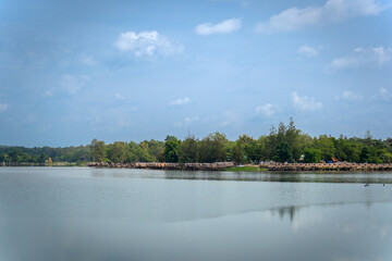 Obraz premium Huay Tueng Tao Park is a public place for people to relax and a tourist attraction for rafts selling food by the water and a variety of outdoor activities in Chiang Mai, Thailand.