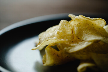 皿の上のポテトチップス