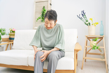 自宅で膝が痛いの高齢者女性
