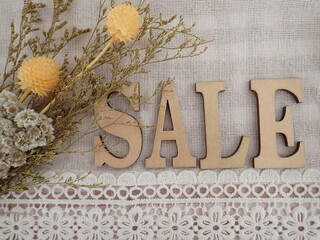 SALEセールの単語にドライフラワー、ナチュラルなイメージ