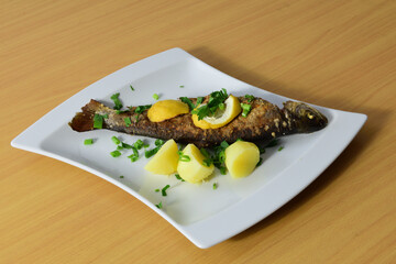 gebratene Forelle mit Petersilienkartoffeln und Zitronen