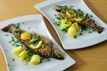 gebratene Forelle mit Petersilienkartoffeln und Zitronen