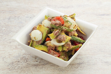Salad with tuna and avocado