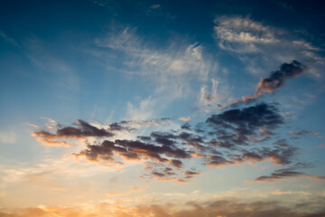 Naklejka na ściany i meble chmury w świetle zachodu Słońca