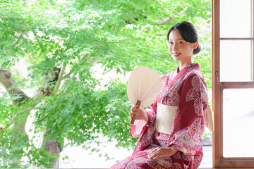 浴衣で微笑む美しい女性