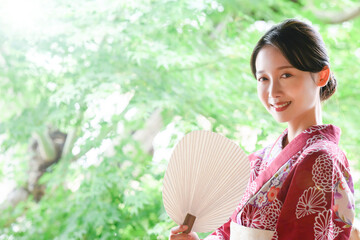 カメラ目線で見つめる浴衣を着る美人な女性