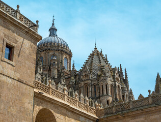 Fototapeta na wymiar Cimborrio y cúpula de la catedral gótica siglo XVI de Salamanca, España