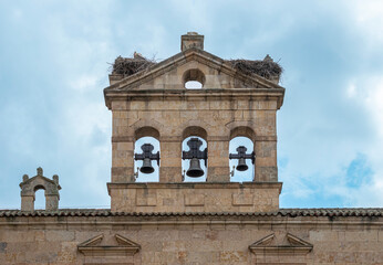 Detalle espadaña con tres campanas en el convento de San Esteban en Salamanca, España