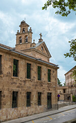Fototapeta na wymiar Una calle de Salamanca con la iglesia de San Pablo en segundo plano, España