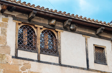 Ventanas con marcos de madera de estilo y arquitectura medieval en Salamanca