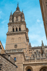 Vista de la torre inclinada por el terremoto de Lisboa 1755 de la catedral de Salamanca, España