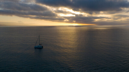 Amanecer barco y mar