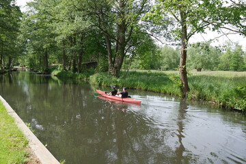 Fototapeta na wymiar Kanu auf einem Kanal im Spreewald