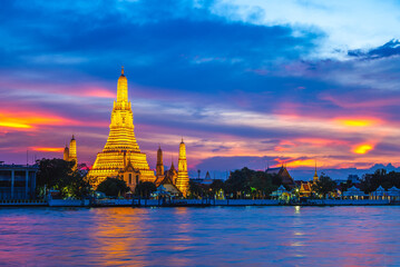 Naklejka premium Wat Arun by Chao Phraya River at Bangkok, thailand