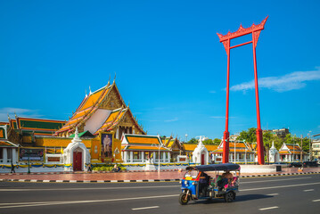 Fototapeta premium wat suthat and giant swing at bangkok, thailand