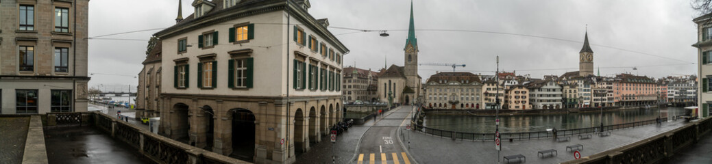 Fototapeta na wymiar Regenwetter in Zürich. Limmatquai
