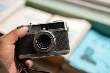 古いカメラを持つ