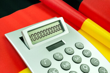 Rechner und 100 Milliarden mit Deutscher Flagge