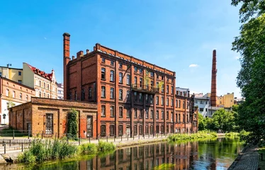 Foto op Plexiglas Oude verlaten fabriek aan de rand van Londen © konoplizkaya
