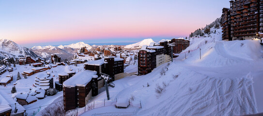 Coucher de soleil sur la station de ski / snowboard Avoriaz 1800. - obrazy, fototapety, plakaty