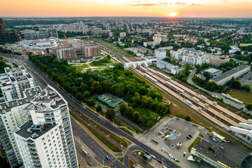 Fototapeta na wymiar Warszawa, panorama centrum Warszawy o zachodzie słońca, centrum biznesowe 2022. Zachodzące słońce odbite w budynkach.