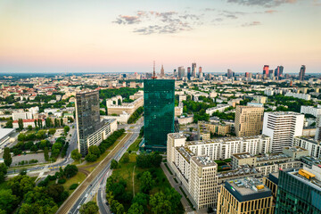 Warszawa, panorama centrum Warszawy o zachodzie słońca, centrum biznesowe 2022. Zachodzące...