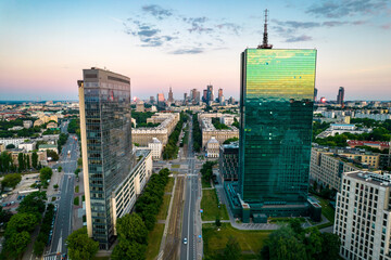 Fototapeta Warszawa, panorama centrum Warszawy o zachodzie słońca, centrum biznesowe 2022. Zachodzące słońce odbite w budynkach. obraz