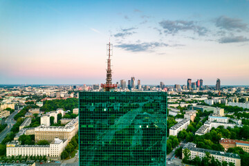 Warszawa, panorama centrum Warszawy o zachodzie słońca, centrum biznesowe 2022. Zachodzące słońce odbite w budynkach. - obrazy, fototapety, plakaty