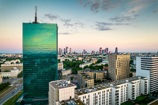 Warszawa, panorama centrum Warszawy o zachodzie słońca, centrum biznesowe 2022. Zachodzące słońce odbite w budynkach.