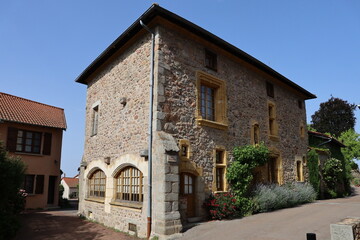 Fototapeta na wymiar Maison typique, vue de l'extérieur, village Le Crozet, département de la Loire, France