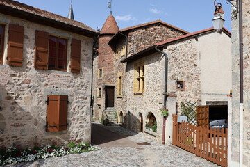 Ancienne rue typique, village Le Crozet, département de la Loire, France
