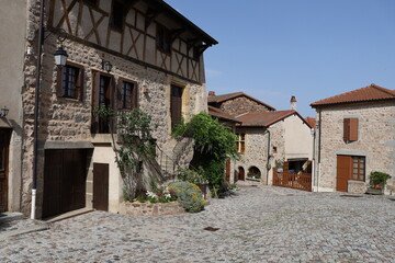 La place Mario Meunier, village Le Crozet, département de la Loire, France