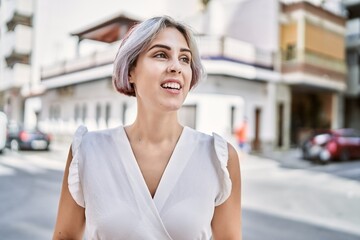 Young caucasian girl smiling happy standing at the city.