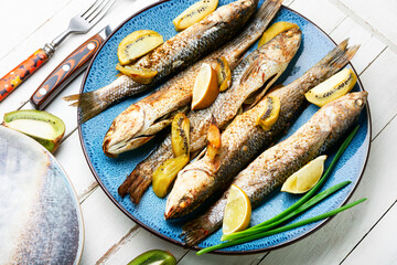 Pelengas fried with lime and kiwi.