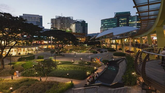 Abendliches Leben in einer modern Shopping Mall - time lapse