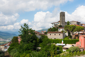 Fototapeta na wymiar The hilltop town of Vezzano, Italy.