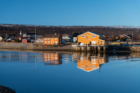 Spiegelung an der Barentssee in Vestre jakobselv bei Vads&oslash; in Norwegen