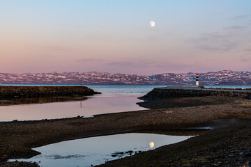 Mondaufgang über der Barentssee zur Blauen Stunde