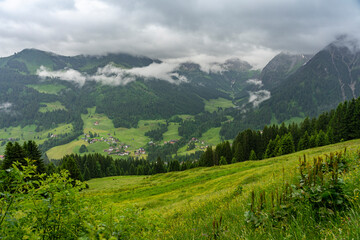 Fototapeta na wymiar Urlaub im Kleinwalsertal: Wandern auch bei Regen, schlechtem Wetter in Österreich, Bayern - Nähe Riezlern, Mittelberg