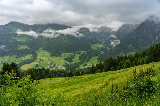 Urlaub im Kleinwalsertal: Wandern auch bei Regen, schlechtem Wetter in Österreich, Bayern - Nähe Riezlern, Mitteregg