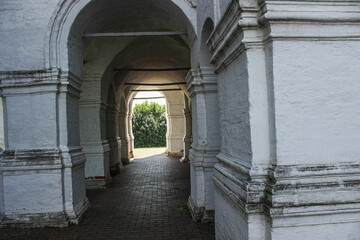 Obraz premium White walls of a medieval temple
