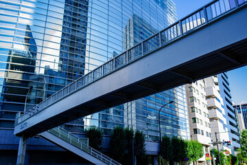 迫力のある歩道橋の風景