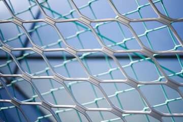 二重のフェンスで守られている風景