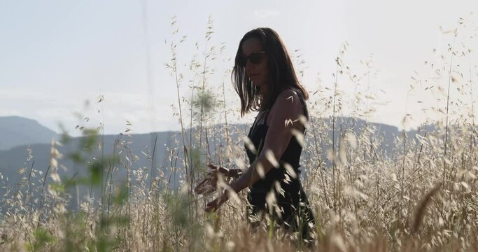 BELLA DONNA NEL CAMPO DI GRANO