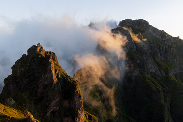 Malerischer Sonnenaufgang auf dem Pico do Areeiro Madeira